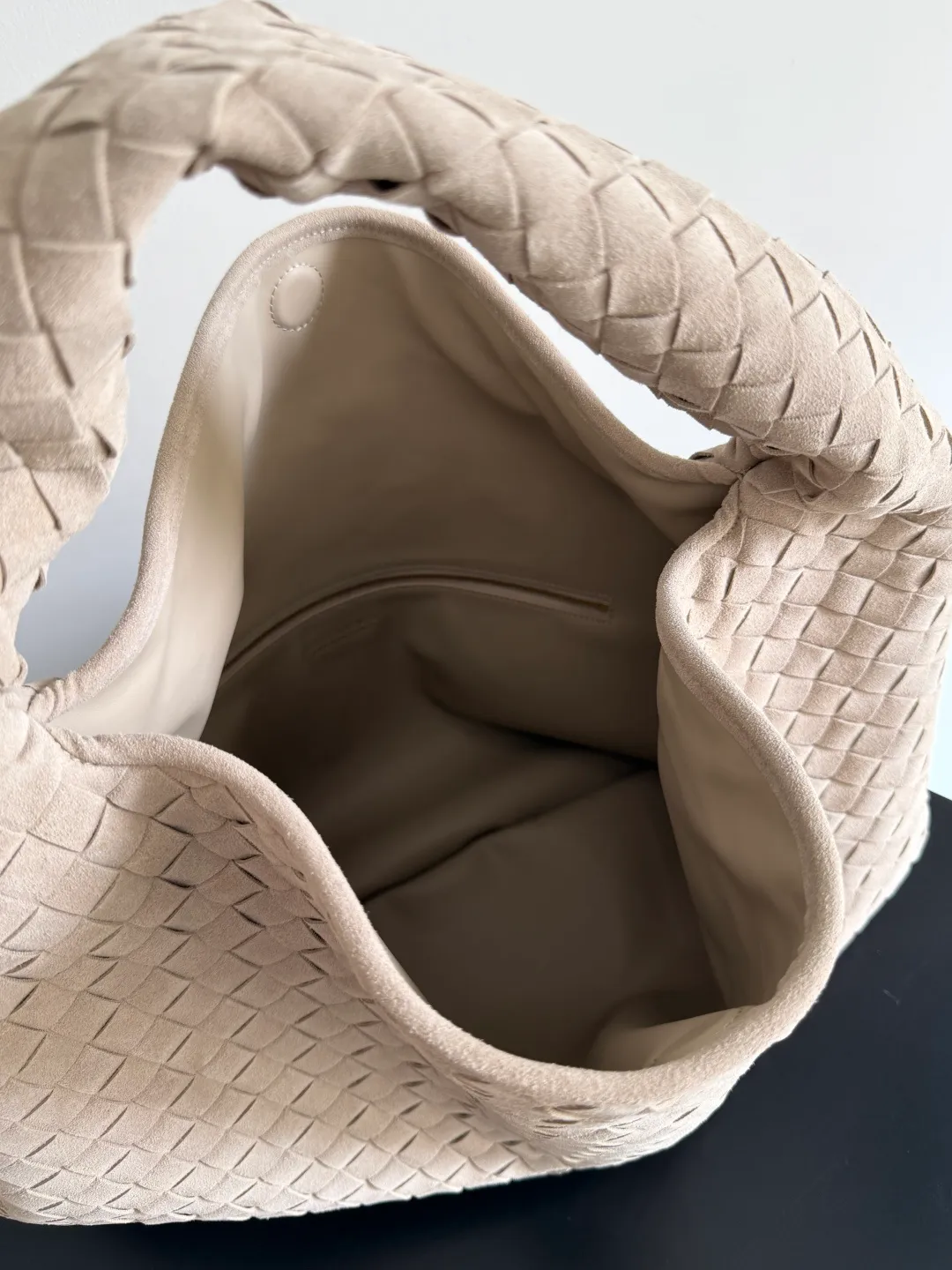 Batch 2160 Recently, I seem to be obsessed with this bag from BV~ The new Hop is really not too beautiful. The whole bag has no seams. The bag body and handles are made of one piece of leather. It embodies the style and essence of Bottega Veneta. It truly represents craftsmanship and creativity. The large size has a very loose and lazy upper body. Big bag lovers will definitely not regret buying it. Style number: 763970 Size: 53*24*13